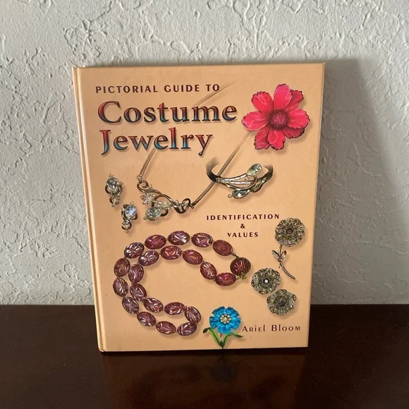 Pictorial Guide to Costume Jewelry ID & Value Ariel Bloom 2008 First Ed HB Book - Picture 1 of 5